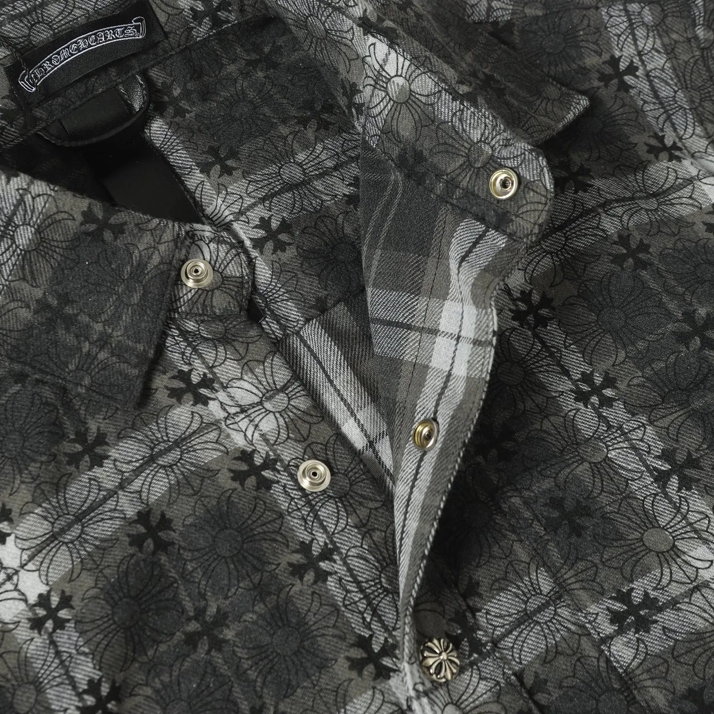 🅿️330 CH Crow Heart Leather Label Metal Checkered Shirt Jacket. Original Crow family's unique identity embellished with silver buckle cross leather stamp, custom-dyed dark pattern brand fabric, high-quality checkered pattern tailoring, cross leather badge splicing on the sleeves, one-sided patch pocket design on the chest, custom-made high-quality lettering hardware accessories, distressed retro silver buckles, three-dimensional version. The upper body is sassy and handsome. Natural high-street style. Needless to say, the upper body effect is natural. It is at the forefront of the trend. Its vibrant design and versatile attributes can surprise you no matter how you match it! Size: S-XL